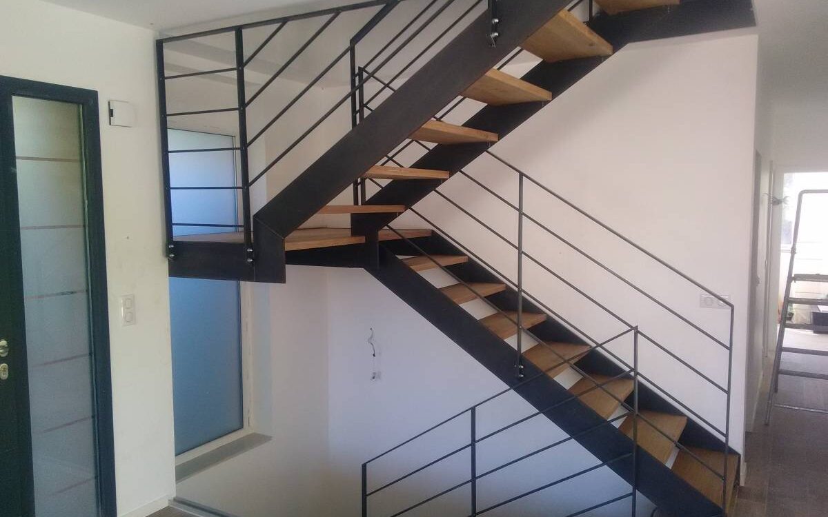 Escalier m&eacute;tal et marche en bois massif &agrave; Fessenheim vers Colmar Pfastatt