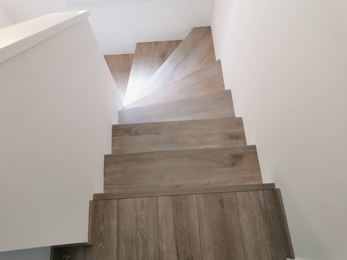 Habillage d&#8217;escalier en bois :  rénovation &#038; restauration à Fessenheim près de Neuf-Brisach Riedisheim