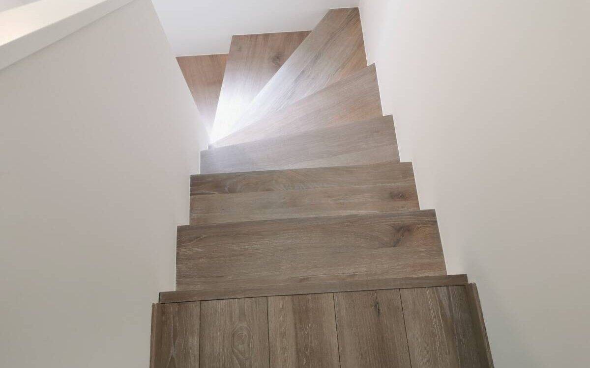 Habillage d&#8217;escalier en bois :  rénovation &#038; restauration à Fessenheim près de Neuf-Brisach Riedisheim